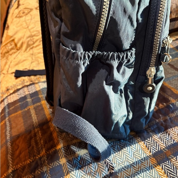 "Kaierwoke" backpack with silver zippers and a circular logo on the front - Picture 6 of 12